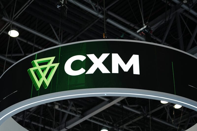 โลโก้ CXM บนส่วนหัวของบูธนิทรรศการ